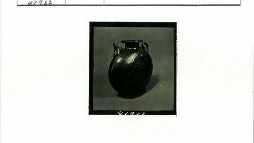 黑色陶制茶壶摄影棚灯光展示.jpg