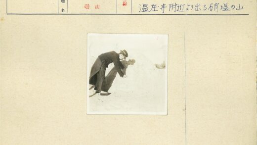 黑衣人在沙丘倚靠.jpg