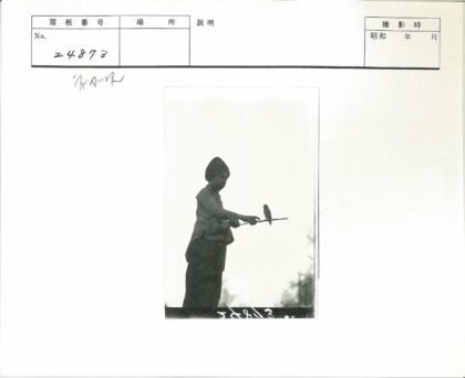 黑衣人持鸟杖天空下.jpg