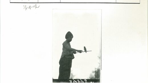 黑衣人持鸟杖天空下.jpg
