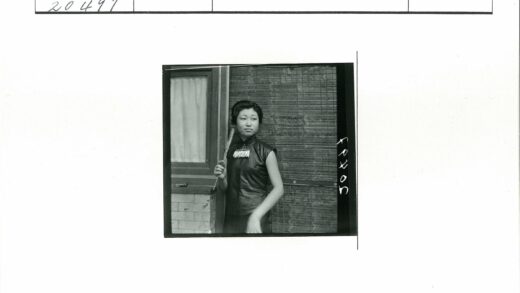 黑衣女子执扇倚窗图.jpg