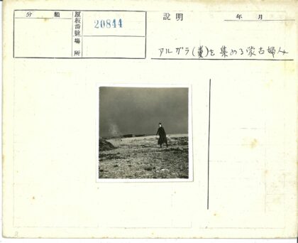 黑袍人荒野站立多云天空下.jpg