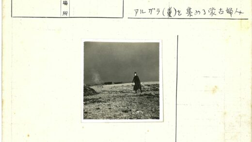 黑袍人荒野站立多云天空下.jpg