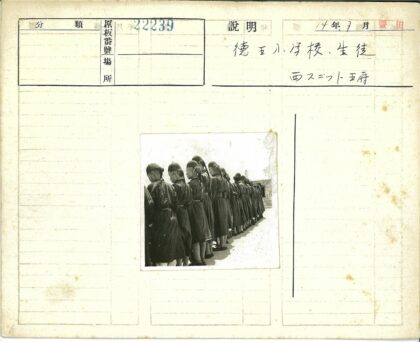 黑袍黑帽人群室外站立.jpg