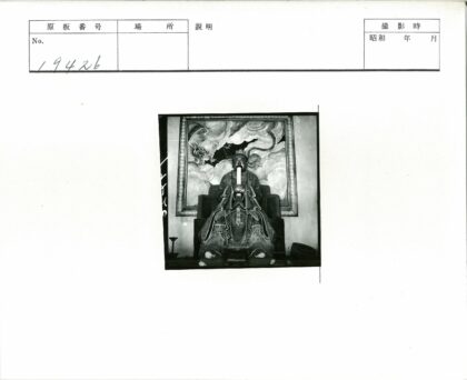 龙纹画前持卷轴人物雕像.jpg