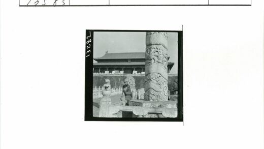 龙雕石柱与石狮拱门古建.jpg