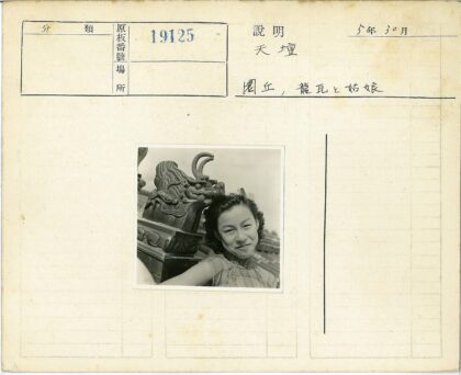 龙首石雕与晴空人物.jpg