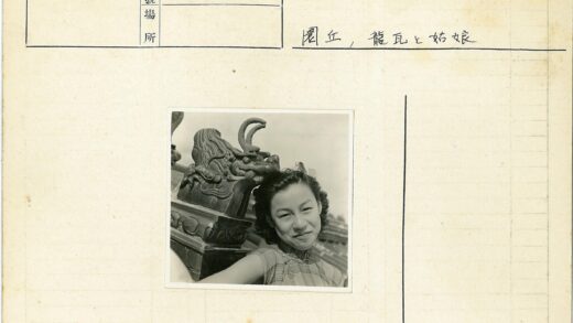 龙首石雕与晴空人物.jpg
