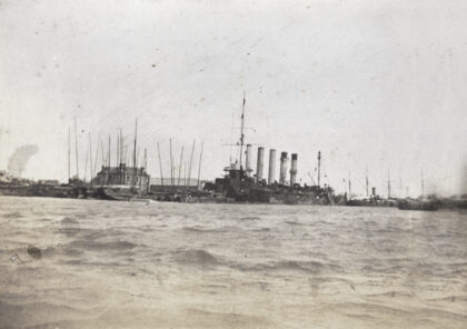 【jpg清晰版】1905年受损的俄罗斯巡洋舰希尔姆斯·阿斯科尔德号在上海.jpg