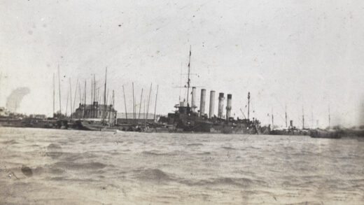 【jpg清晰版】1905年受损的俄罗斯巡洋舰希尔姆斯·阿斯科尔德号在上海.jpg
