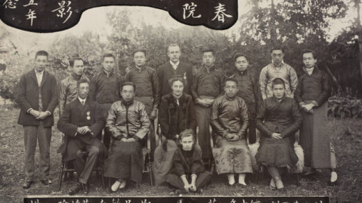 【jpg清晰版】1916年j.p.麦克斯韦博士与家人及毕业学生在永春医院合影.jpg