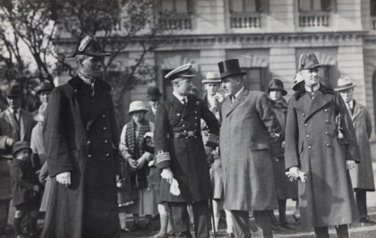【jpg清晰版】1924年停战日上海英国领事馆前的童子军游行.jpg