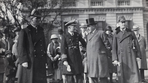 【jpg清晰版】1924年停战日上海英国领事馆前的童子军游行.jpg