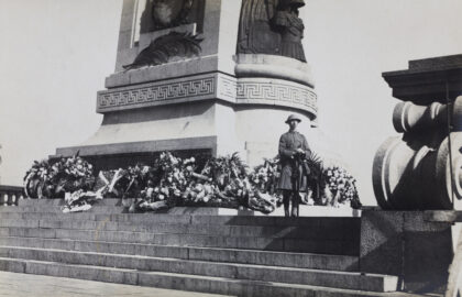 【jpg清晰版】1925年上海战争纪念碑前为苏格兰军团阵亡者敬献的花圈.jpg