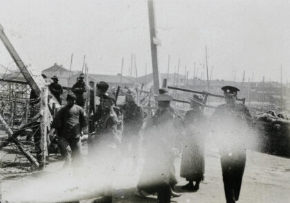 【jpg清晰版】1927年3月上海警察在桥上设置路障值守.jpg