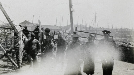 【jpg清晰版】1927年3月上海警察在桥上设置路障值守.jpg