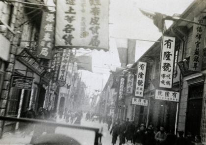 【jpg清晰版】1927年3月从车上拍摄的上海街道.jpg