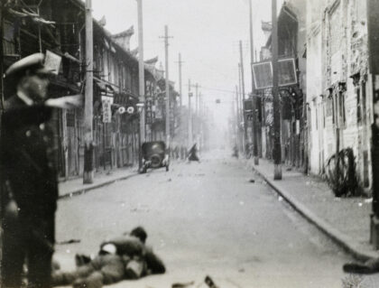 【jpg清晰版】1927年3月街头海军军官.jpg