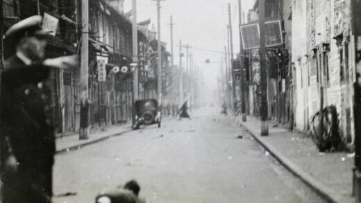 【jpg清晰版】1927年3月街头海军军官.jpg