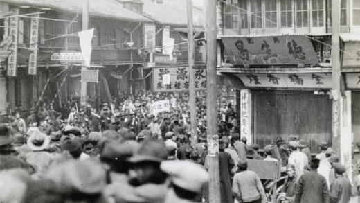 【jpg清晰版】1927年上海民众观看欢迎北伐军（国民革命军）游行的crowds.jpg