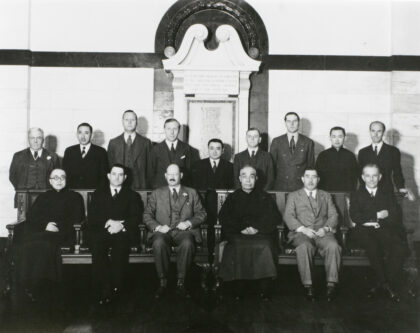 【jpg清晰版】1936 37年上海市政委员会位于战争纪念碑前.jpg