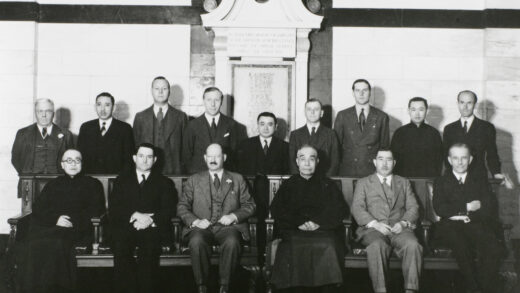【jpg清晰版】1936 37年上海市政委员会位于战争纪念碑前.jpg