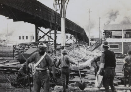 【jpg清晰版】1937年10月上海北火车站信号房被日本海军陆战队占领.jpg