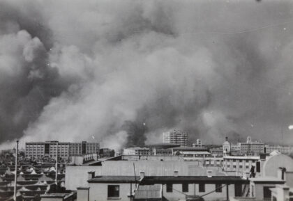 【jpg清晰版】1937年10月上海四行仓库东望闸北燃烧景象.jpg