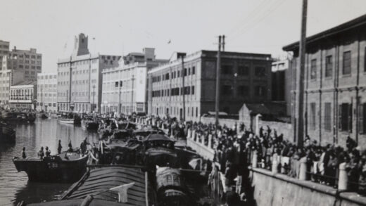 【jpg清晰版】1937年10月上海日本海军陆战队征用中国船只地点位于浙江路桥附近的苏州河.jpg
