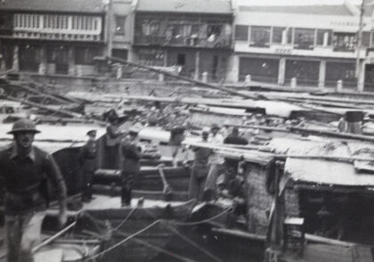 【jpg清晰版】1937年10月上海苏州河国际租界区日军海军陆战队乘装甲艇.jpg