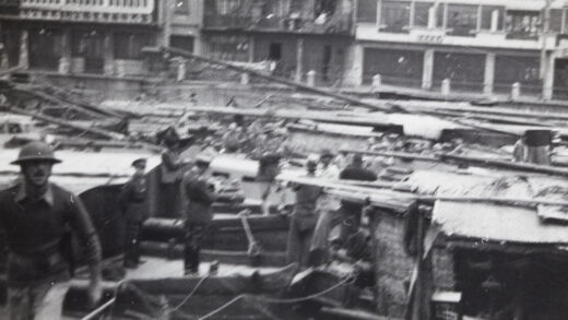 【jpg清晰版】1937年10月上海苏州河国际租界区日军海军陆战队乘装甲艇.jpg