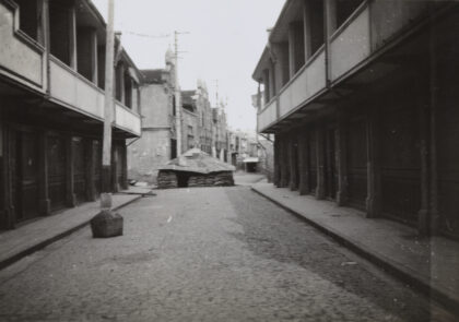 【jpg清晰版】1937年10月上海闸北一座被遗弃的中国岗哨.jpg