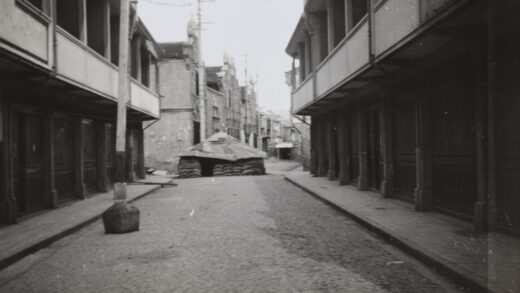 【jpg清晰版】1937年10月上海闸北一座被遗弃的中国岗哨.jpg