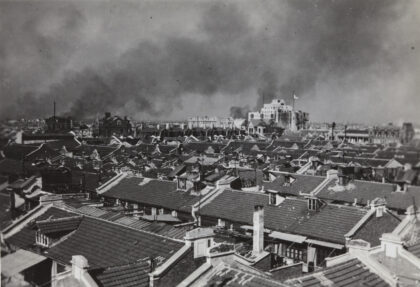 【jpg清晰版】1937年10月上海闸北上海北站管理局大楼上悬挂日本国旗.jpg