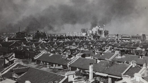 【jpg清晰版】1937年10月上海闸北上海北站管理局大楼上悬挂日本国旗.jpg