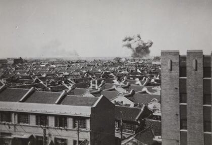 【jpg清晰版】1937年10月对上海北火车站管理局大楼的轰炸（直接命中）.jpg