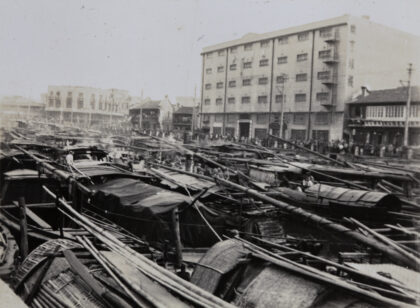 【jpg清晰版】1937年10月日本海军陆战队在苏州河（上海）穿越密集的中国船只.jpg