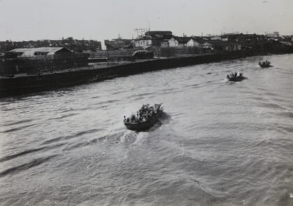 【jpg清晰版】1937年10月苏州河上的日本海军陆战队装甲艇.jpg