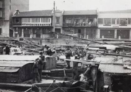 【jpg清晰版】1937年10月苏州河国际租界区日军海军陆战队乘装甲艇.jpg