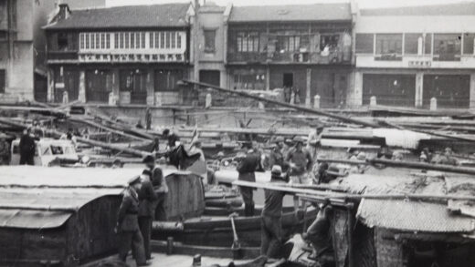 【jpg清晰版】1937年10月苏州河国际租界区日军海军陆战队乘装甲艇.jpg