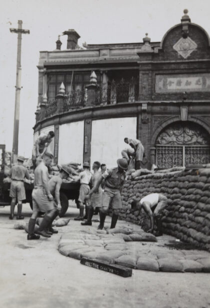【jpg清晰版】1937年10月英国士兵在上海北河南路与靶子路交界处构筑沙袋防御工事.jpg