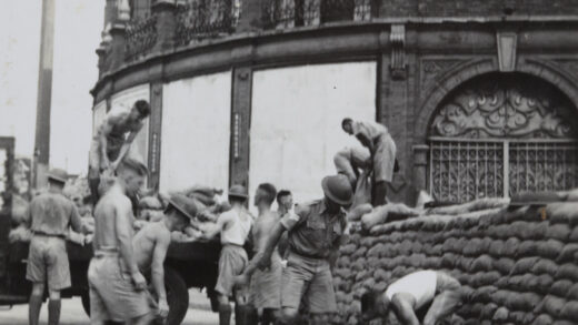 【jpg清晰版】1937年10月英国士兵在上海北河南路与靶子路交界处构筑沙袋防御工事.jpg