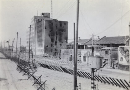 【jpg清晰版】1937年10月被炸毁的上海北火车站管理局大楼闸北界路上海.jpg