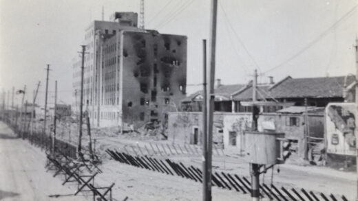 【jpg清晰版】1937年10月被炸毁的上海北火车站管理局大楼闸北界路上海.jpg
