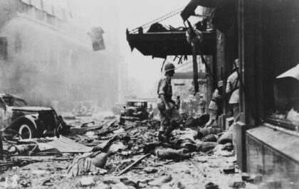 【jpg清晰版】1937年8月14日上海华懋饭店外轰炸后的伤亡与废墟.jpg
