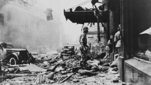 【jpg清晰版】1937年8月14日上海华懋饭店外轰炸后的伤亡与废墟.jpg