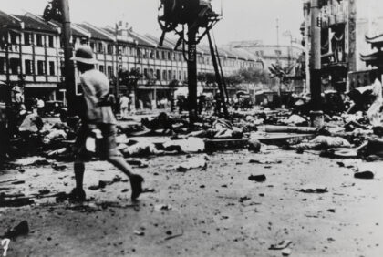 【jpg清晰版】1937年8月14日上海爱多亚路大世界游乐场外的血腥星期六炸弹袭击现场.jpg