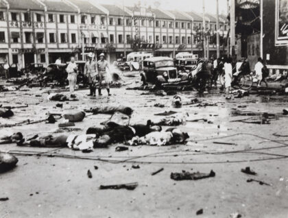【jpg清晰版】1937年8月14日上海爱德华七世大道与虞洽卿路轰炸后的景象.jpg