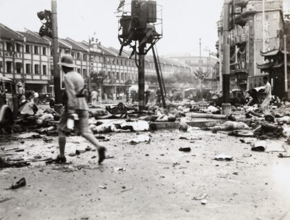【jpg清晰版】1937年8月14日上海爱德华七世大道与虞洽卿路遭轰炸后的景象.jpg