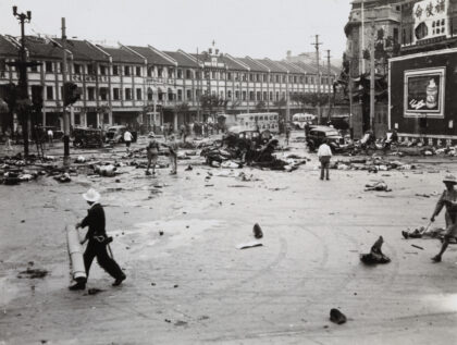 【jpg清晰版】1937年8月14日上海爱德华七世大道与虞洽卿路遭轰炸后的景象.jpg